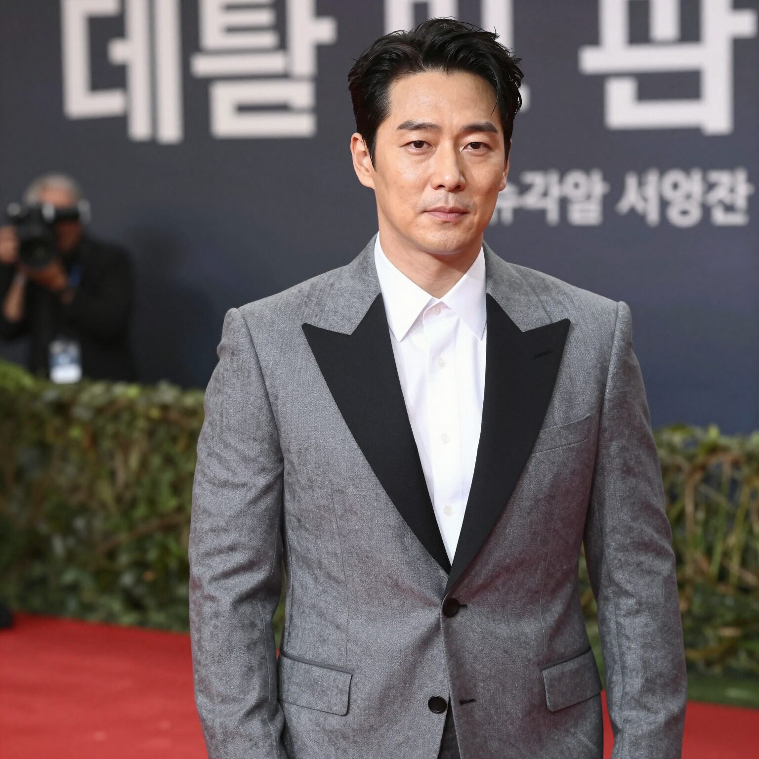 스탠리 투치가 데블 웨어즈 프라다 2 뉴욕 시사회 레드카펫에서 우아한 턱시도를 입고 포즈를 취하고 있다