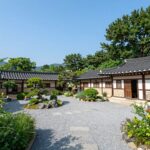 태안 독채펜션에서 바라본 넓은 정원과 푸른 하늘 풍경