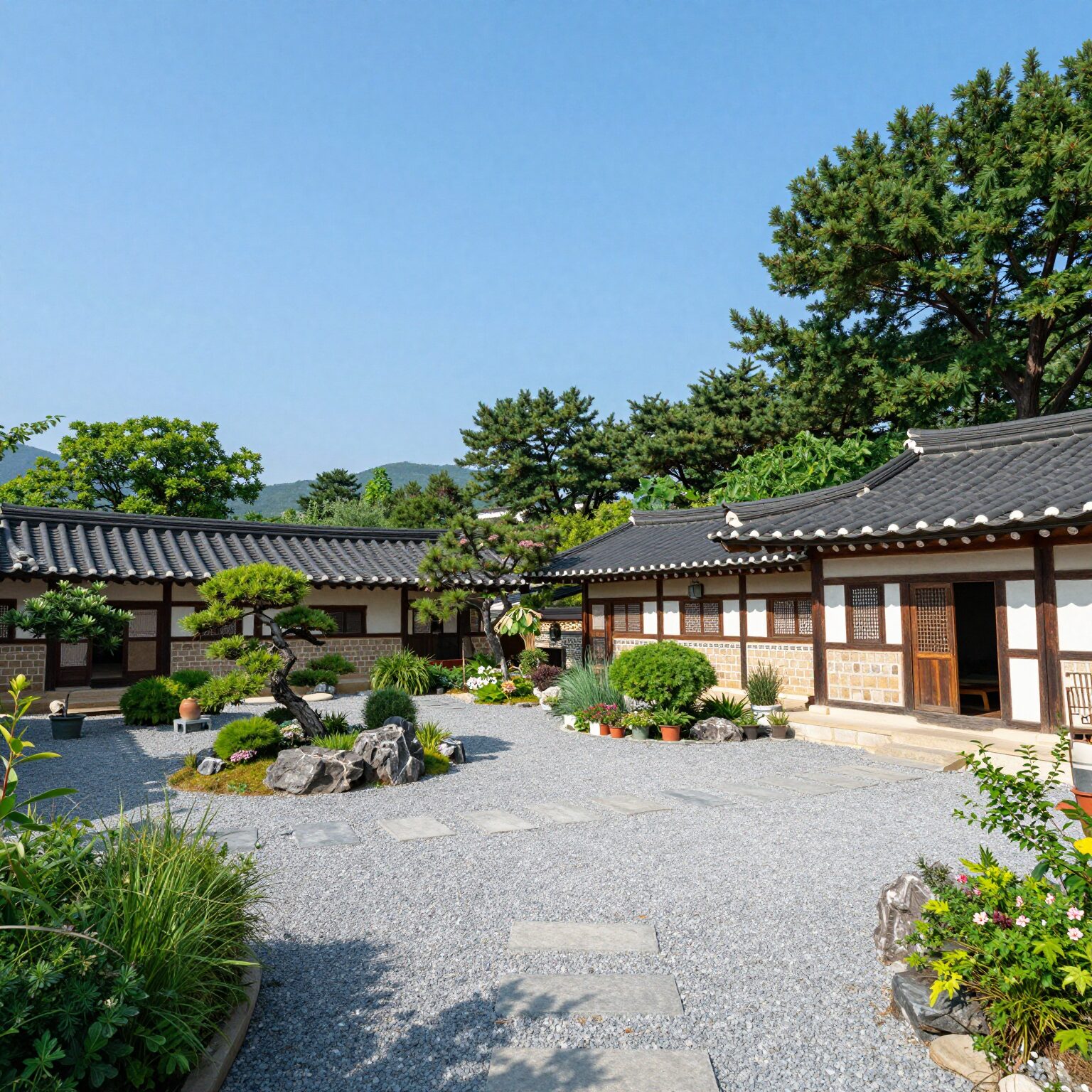 태안 독채펜션에서 바라본 넓은 정원과 푸른 하늘 풍경