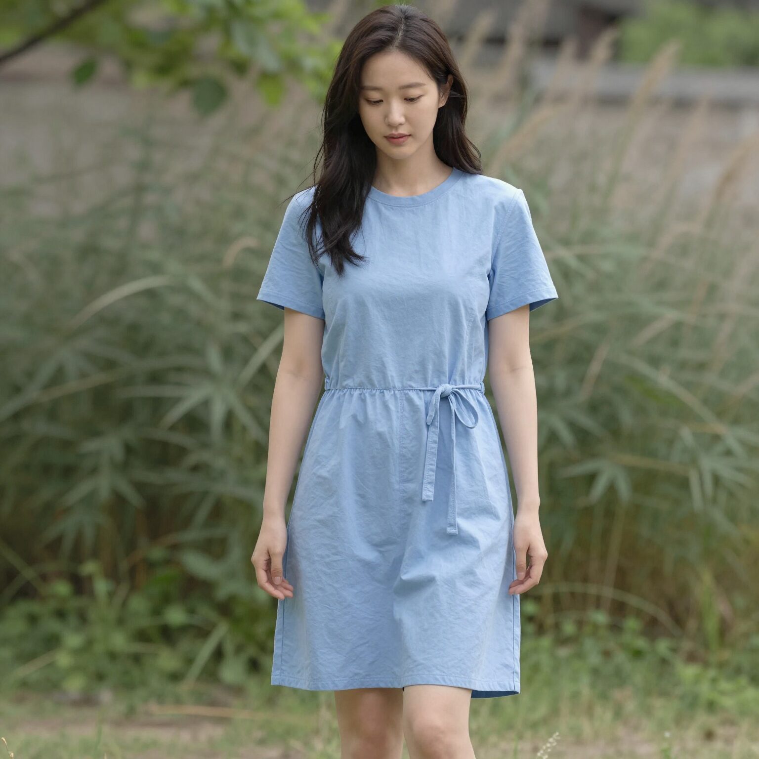 유니클로 에어리즘 코튼 T 원피스를 입은 여성의 편안한 여름 스타일링 모습
