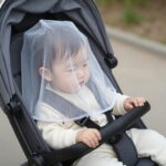 아기 유모차 손잡이에 유아 모기패치를 붙인 모습