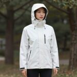 여름 여성 자켓 추천 초경량 바람막이 블랙야크 에어플라이 여성 초경량 바람막이 화이트 컬러 착용 모습
