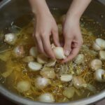 깐마늘장아찌 담그는 방법 손질한 마늘과 소스