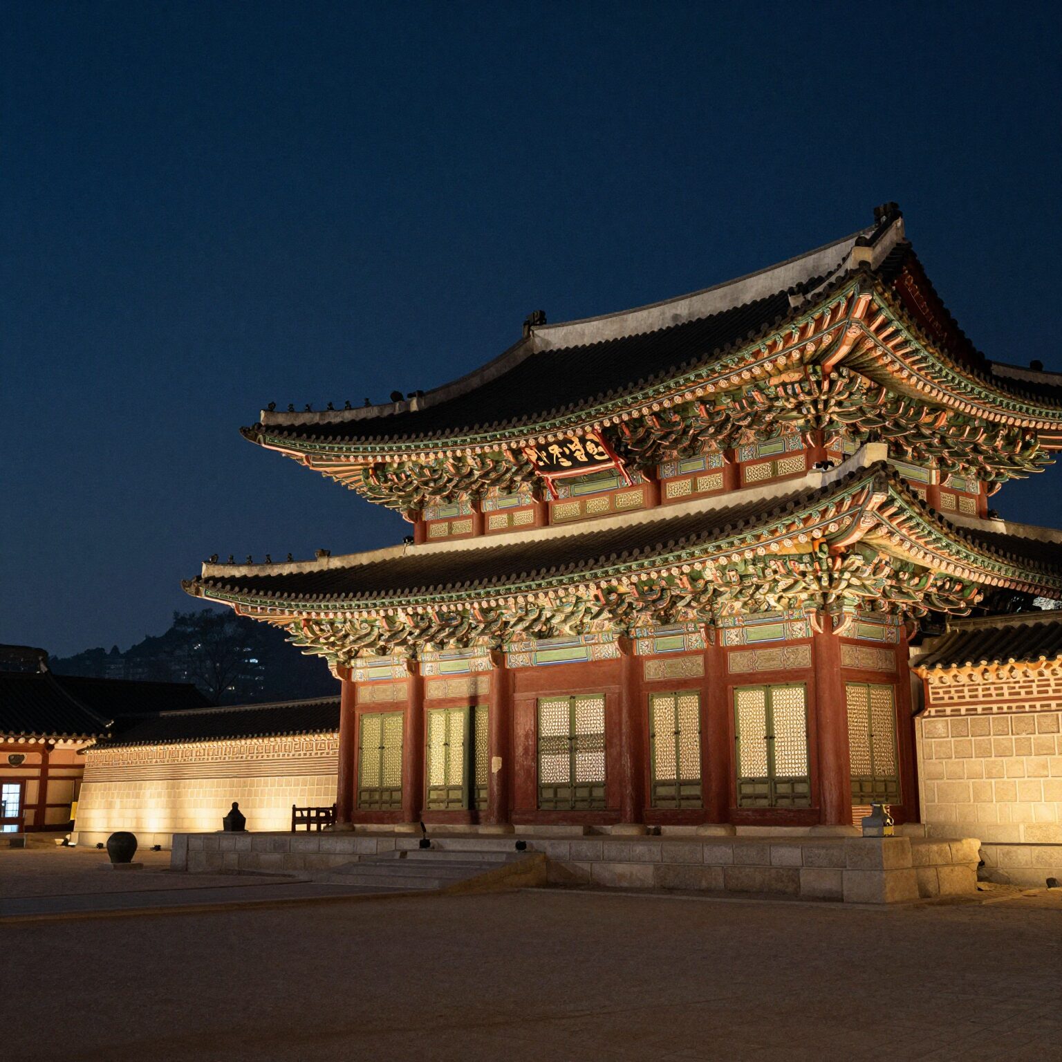 야간 조명으로 빛나는 경복궁 근정전과 경회루 야경 사진