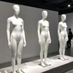 헤지스 화이트 카라티와 아이스 냉감 카라티가 나란히 진열된 모습