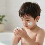 아이가 썬크림을 바르는 모습으로 일상적인 썬케어 습관을 보여주는 이미지