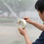 방충망 보수테이프로 구멍을 막는 모습