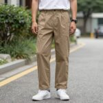 Pantalon été homme confort et style Homme portant un pantalon de costume été avec bande élastique cachée
