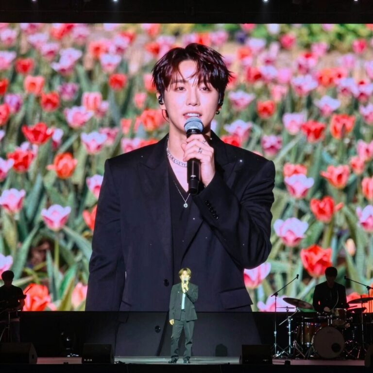 울산대공원 장미축제 로즈밸리 콘서트 무대에서 로이킴이 공연하는 모습