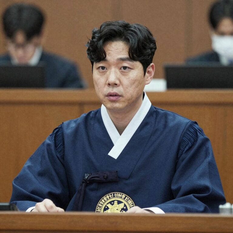 신종오 판사 법정에서의 엄숙한 표정과 가운