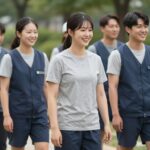 여름 작업복 선택 시원한 제품 추천 여름 작업복을 입고 웃고 있는 직원들 모습, 시원한 기능성 소재의 반팔 티셔츠와 조끼