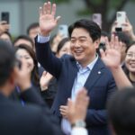 창원시장 당선 강기윤의 비전 강기윤 창원시장 당선인이 지지자들에게 손을 흔들며 기쁨을 나누는 모습