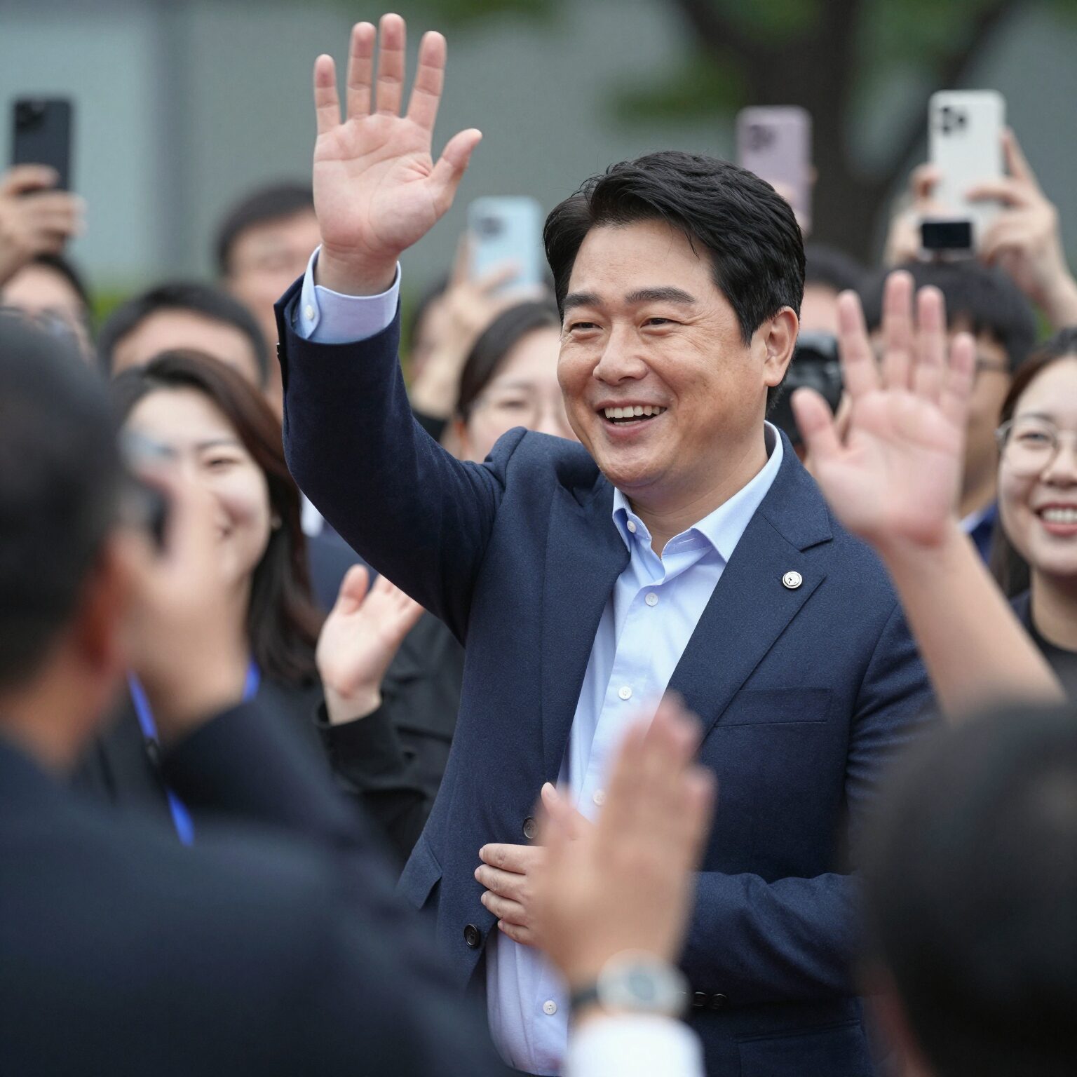 강기윤 창원시장 당선인이 지지자들에게 손을 흔들며 기쁨을 나누는 모습
