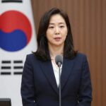 강유정 대통령비서실 대변인이 브리핑 중인 사진. 그녀는 단정한 정장 차림으로 마이크 앞에 서 있다.