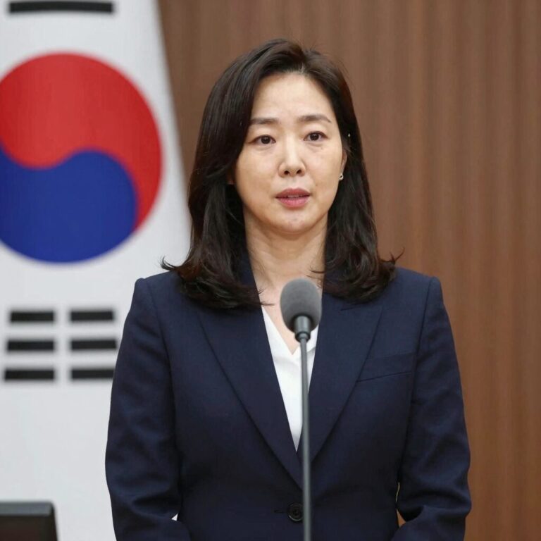 강유정 대통령비서실 대변인이 브리핑 중인 사진. 그녀는 단정한 정장 차림으로 마이크 앞에 서 있다.