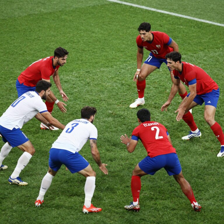 벨기에와 이집트의 2026 월드컵 G조 경기 장면. 이집트 선수들이 벨기에 수비를 돌파하는 모습