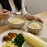 크리미한 초당옥수수 스프와 옥수수밥이 함께 담긴 테이블 세팅