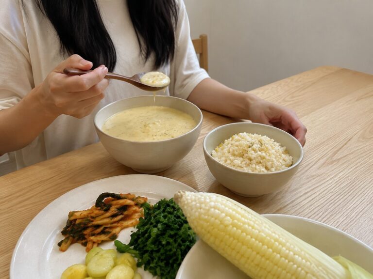 크리미한 초당옥수수 스프와 옥수수밥이 함께 담긴 테이블 세팅