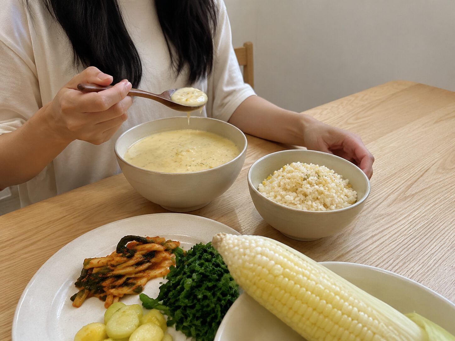 크리미한 초당옥수수 스프와 옥수수밥이 함께 담긴 테이블 세팅