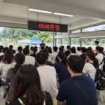 2025년 8월 안동역에서 촬영된 다큐멘터리 3일 특별판 어바웃타임 현장, 약속의 순간을 기다리는 시민들