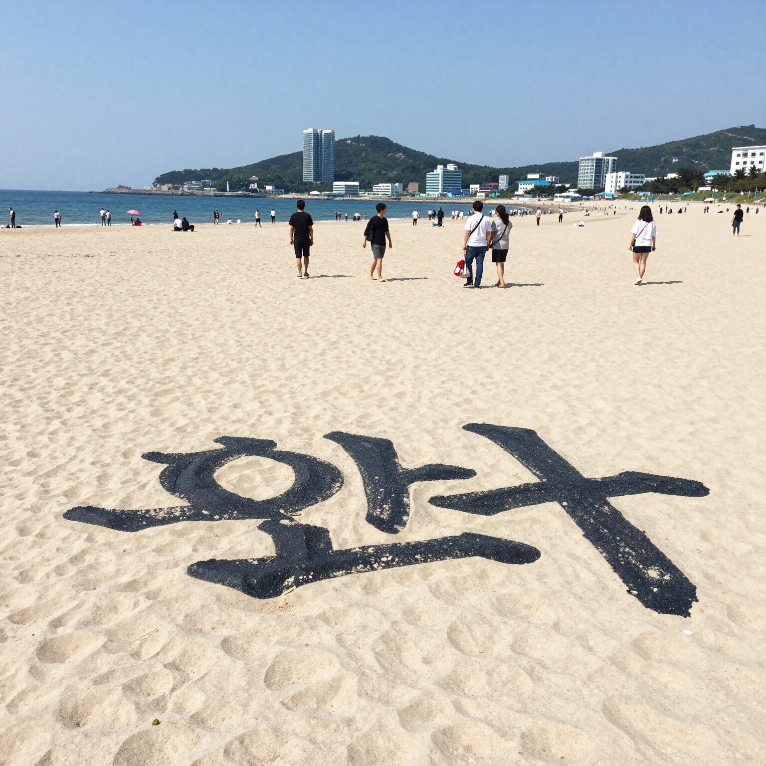 해변에서 펼쳐진 곤룡포 비치타올의 모습, 용 문양이 선명하게 보인다