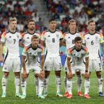 2026 월드컵 독일 국가대표팀 단체 사진, 노이어와 키미히, 무시알라가 앞줄에 서 있다
