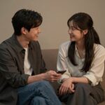 배우자와 대화하며 웃는 커플의 모습