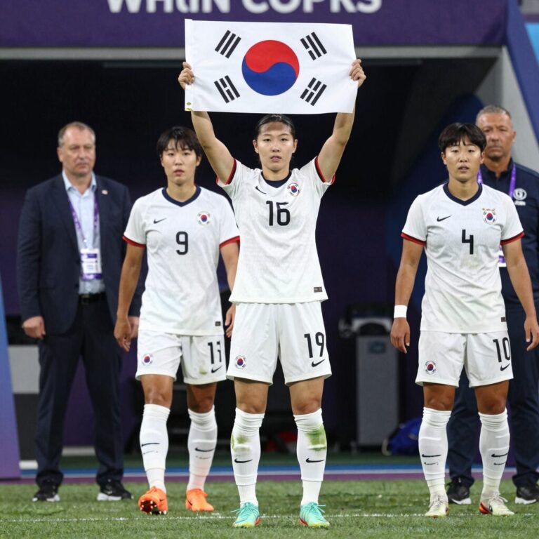 호주 아시안컵에서 국가 제창을 거부한 이란 여자 축구 선수들이 경기장에 입장하는 모습
