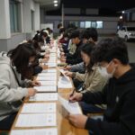 2026년 6월 3일 밤 서울 송파구 잠실7동 제2투표소에서 투표용지 부족으로 줄을 서서 기다리는 시민들의 모습