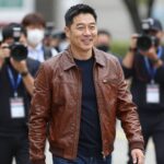 젠슨 황이 한국 방문 중 가죽 재킷을 입고 미소 짓는 모습, 엔비디아 CEO 방한 일정을 상징