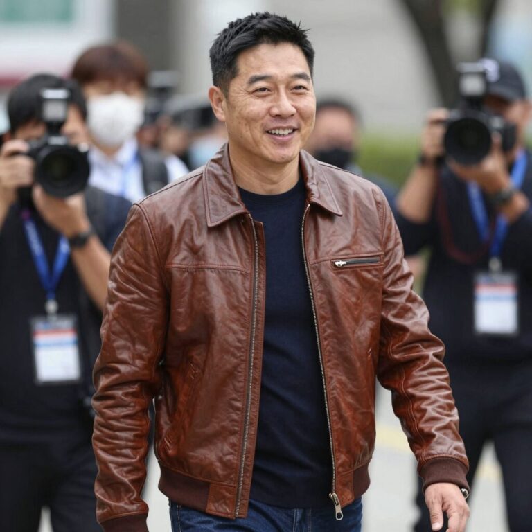 젠슨 황이 한국 방문 중 가죽 재킷을 입고 미소 짓는 모습, 엔비디아 CEO 방한 일정을 상징