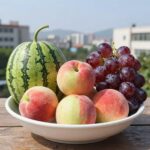 7월 제철 과일인 수박 참외 복숭아 자두 포도가 담긴 그릇