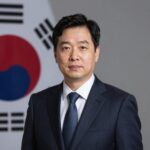 정점식 국회의원의 공식 프로필 사진으로 검사 시절의 차분한 이미지
