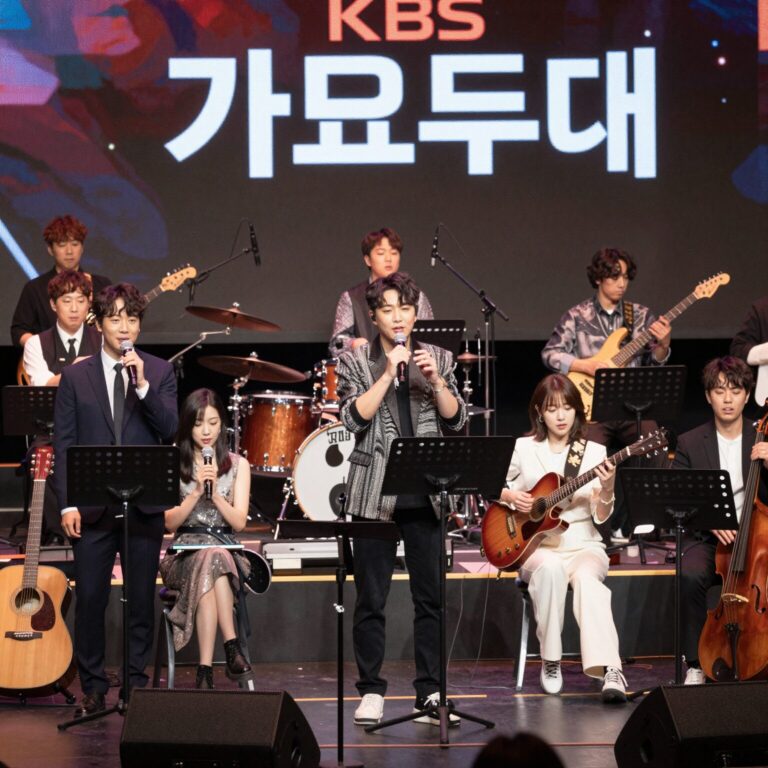 KBS 가요무대 1945회 방송 장면, 여러 가수들이 라이브 밴드와 함께 무대를 꾸미고 있는 모습