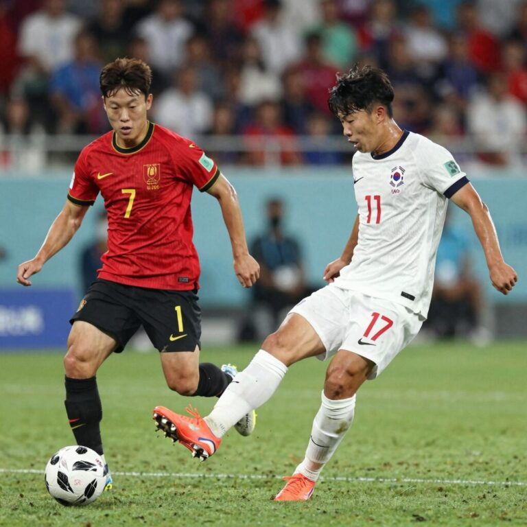 국가대표 축구선수 김현수가 경기 중 슛을 시도하는 모습