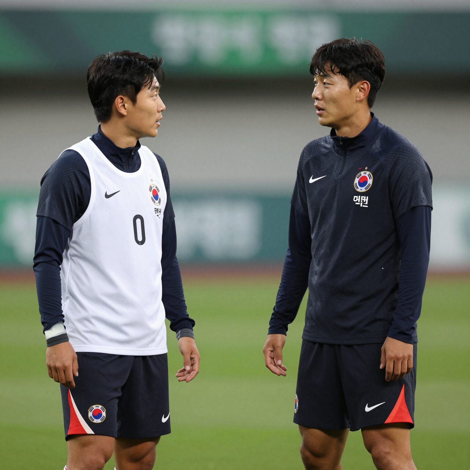 대한민국 축구 대표팀 체코전 훈련 장면 김민재와 손흥민이 대화하는 모습