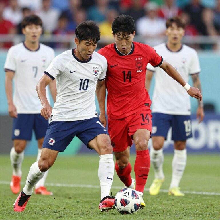 한국 축구 대표팀이 쿠웨이트와의 월드컵 최종예선 경기에서 공을 다투고 있는 모습