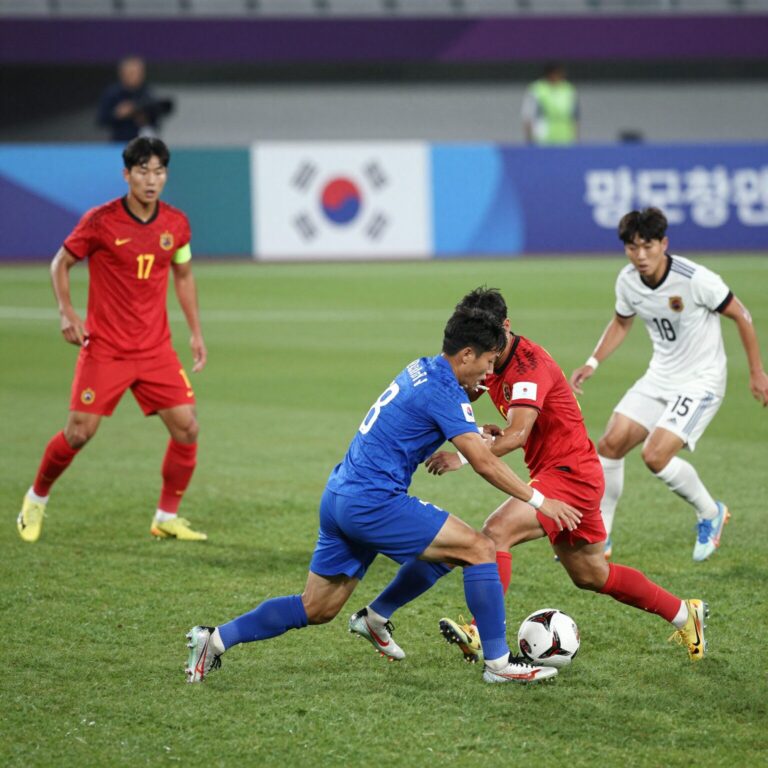 한국과 멕시코의 월드컵 축구 경기 장면, 선수들이 열정적으로 공을 다투는 모습