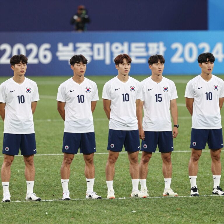 2026 북중미 월드컵 한국 대표팀 선수들이 그라운드에 모여 있는 모습