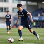 이강인이 울버햄튼 유니폼을 입고 경기 중 드리블하는 모습