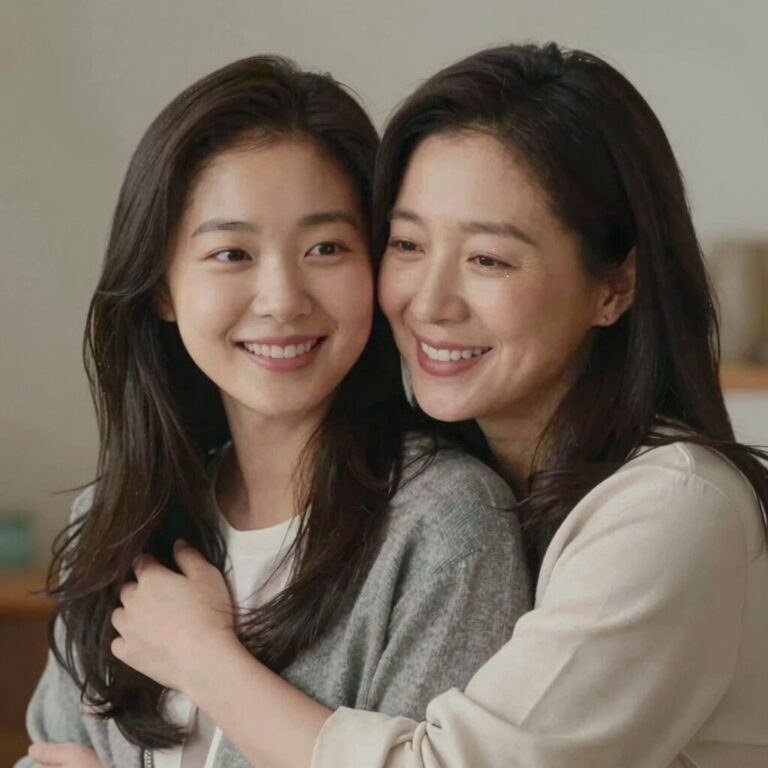 가수 이수연과 엄마가 함께 찍은 따뜻한 사진, 엄마는 딸의 어깨를 감싸며 미소를 짓고 있다