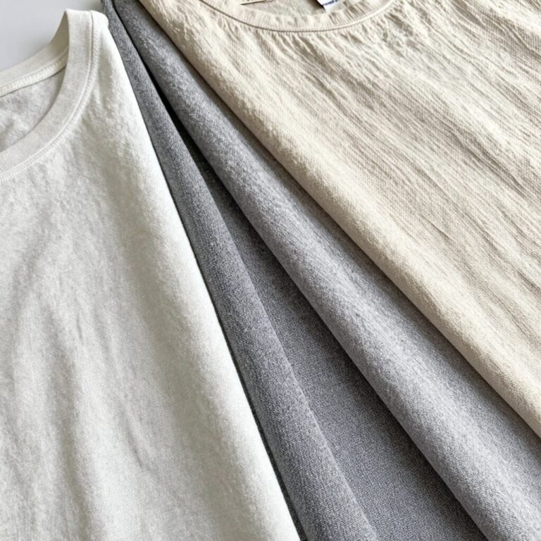 다양한 린넨 혼방 비율의 여성 티셔츠 원단 클로즈업 사진. 100% 린넨과 혼방 린넨의 조직 차이를 보여줌.