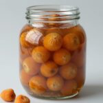 매실 장아찌 보관용 유리병에 담긴 아삭한 과육