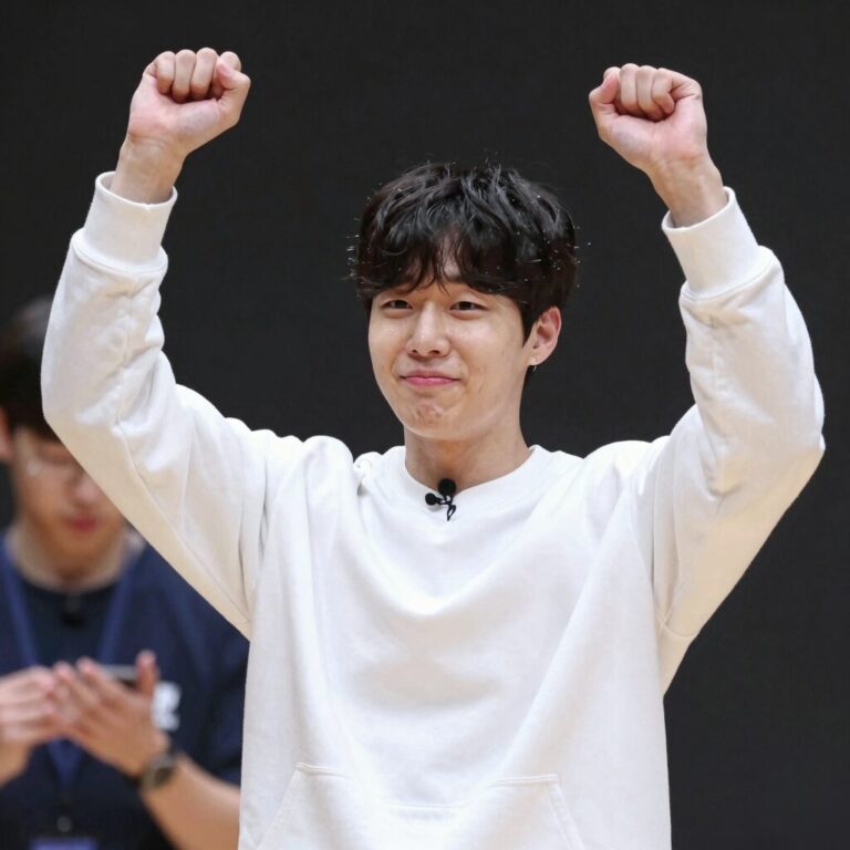 박명수가 기쁘게 두 팔을 벌리고 환호하는 무한도전 짤, 종강 시즌 대학생이 자주 사용하는 해방감 표현 이미지