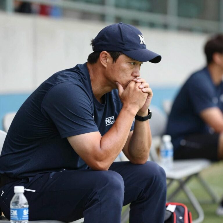 NC 다이노스 이호준 감독이 더그아웃에서 경기를 지켜보며 고민하는 모습