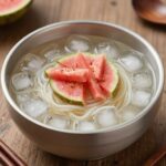 오뚜기 콩국수라면 완성 그릇에 얼음과 수박 토핑