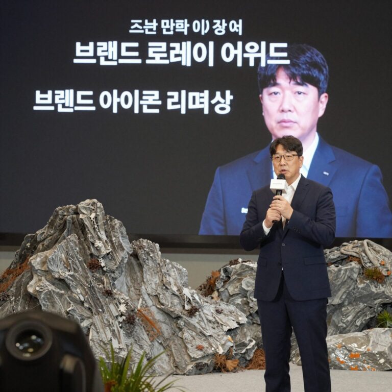 박항서 감독이 브랜드 로레이 어워드에서 브랜드 아이콘 리더십 상을 받고 있는 모습