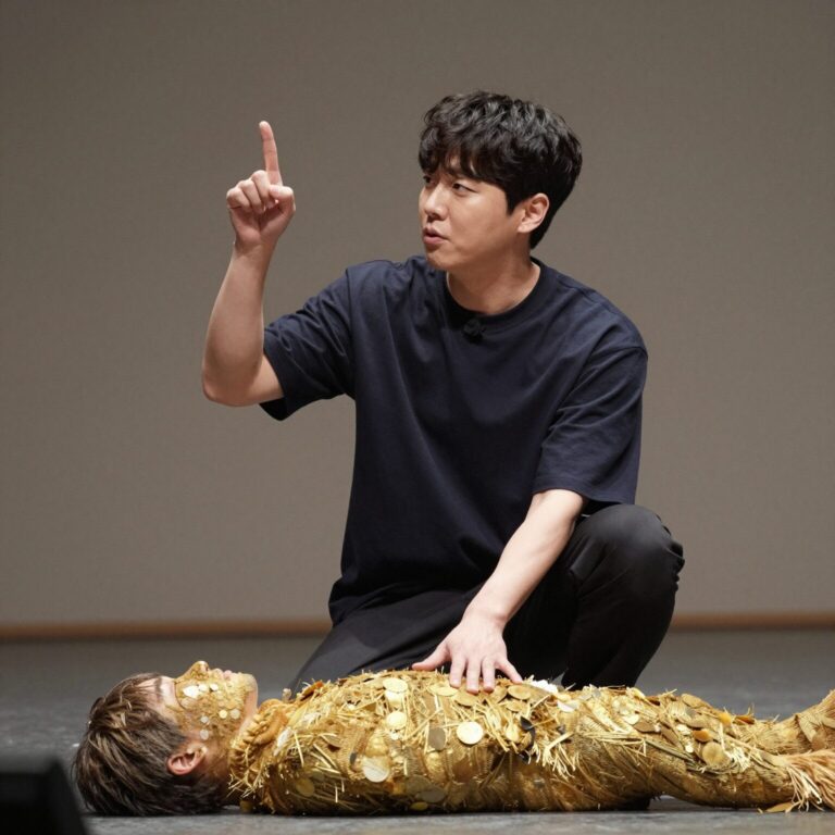박현진 작곡가가 천록담의 무대를 보며 엄지를 치켜세우는 모습, 금타는 금요일 방송 현장