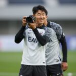 손흥민 나이와 남은 축구 인생 손흥민 2026년 토트넘 훈련장에서 웃으며 카메라를 바라보는 모습