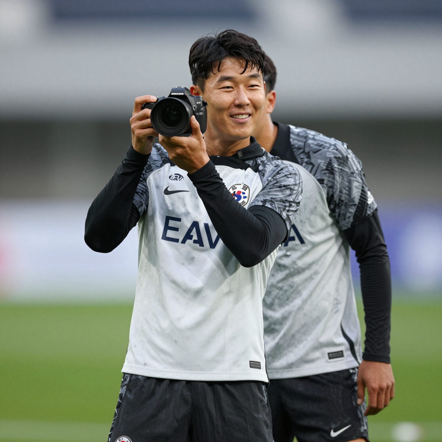 손흥민 2026년 토트넘 훈련장에서 웃으며 카메라를 바라보는 모습